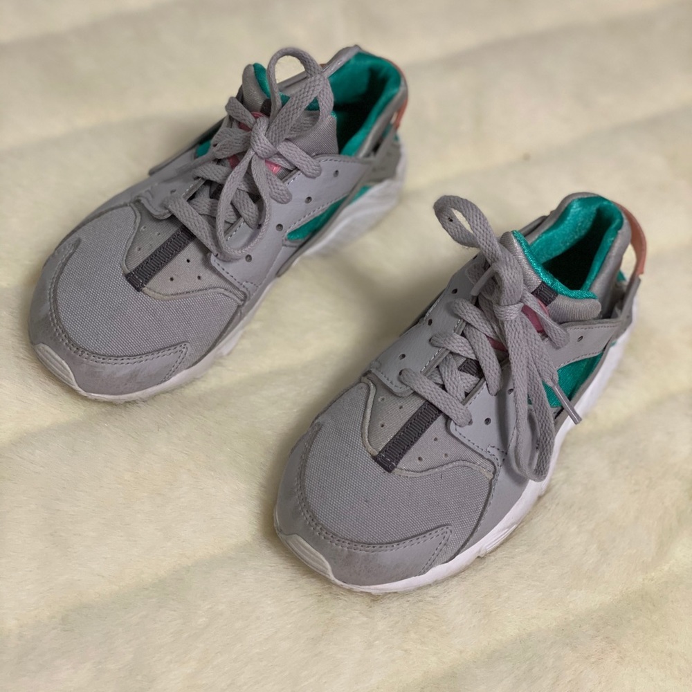 Kids size 13 c NIKE huaraches!